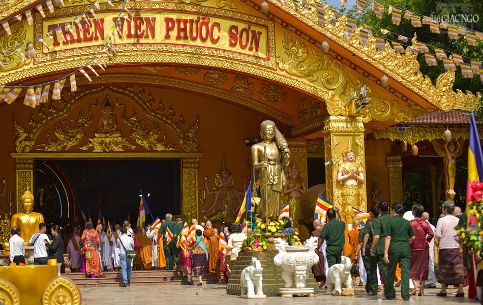 Hàng trăm người Việt, Thái Lan, Lào, Campuchia đến thiền viện Phước Sơn tham dự Lễ hội Songkran