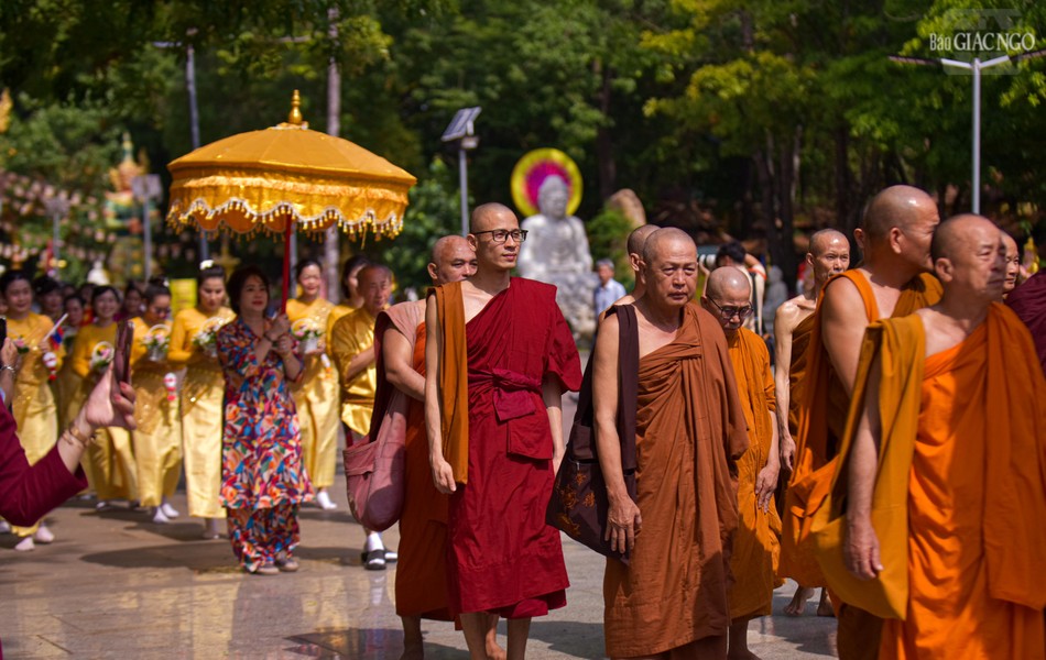 Chư Tăng, Phật tử thực hiện nghi lễ rước Phật trước khi bắt đầu buổi lễ