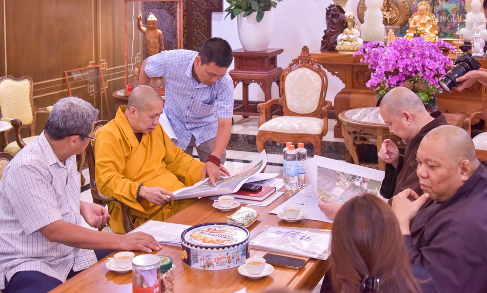 Các thành viên trao đổi kế hoạch chuẩn bị Các thành viên trao đổi kế hoạch chuẩn bị