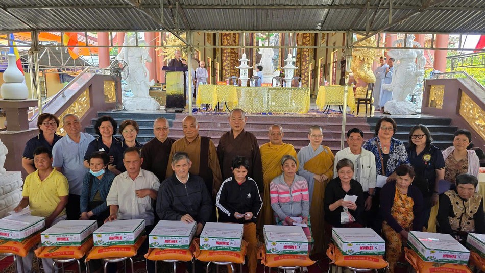 Trao quà đến người dân tại chùa Linh Nghĩa Diệu Pháp Trao quà đến người dân tại chùa Linh Nghĩa Diệu Pháp