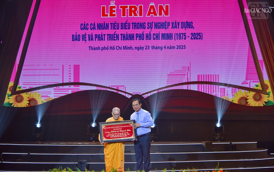 Đại diện Ni giới hệ phái Khất sĩ nhận Bảng vàng tri ân Ni trưởng Huỳnh Liên Đại diện Ni giới hệ phái Khất sĩ nhận Bảng vàng tri ân Ni trưởng Huỳnh Liên