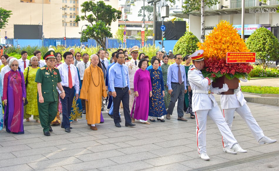 Đoàn dâng hoa tưởng niệm Chủ tịch Hồ Chí Minh Đoàn dâng hoa tưởng niệm Chủ tịch Hồ Chí Minh