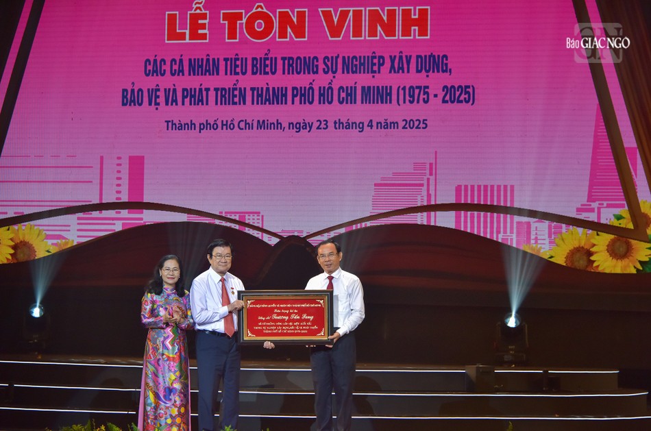 Bí thư Thành ủy TP.HCM Nguyễn Văn Nên tặng Bảng vàng tri ân các cá nhân tiêu biểu trong sự nghiệp xây dựng, bảo vệ và phát triển Thành phố giai đoạn 1975-2025 Bí thư Thành ủy TP.HCM Nguyễn Văn Nên tặng Bảng vàng tri ân các cá nhân tiêu biểu trong sự nghiệp xây dựng, bảo vệ và phát triển Thành phố giai đoạn 1975-2025