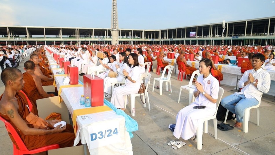 Phật tử dâng phẩm vật cúng dường chư Tăng Phật tử dâng phẩm vật cúng dường chư Tăng