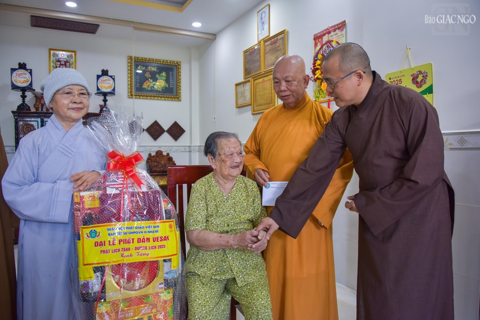 Thăm hỏi Mẹ Việt Nam anh hùng Nguyễn Thị Ở (95 tuổi) Thăm hỏi Mẹ Việt Nam anh hùng Nguyễn Thị Ở (95 tuổi)