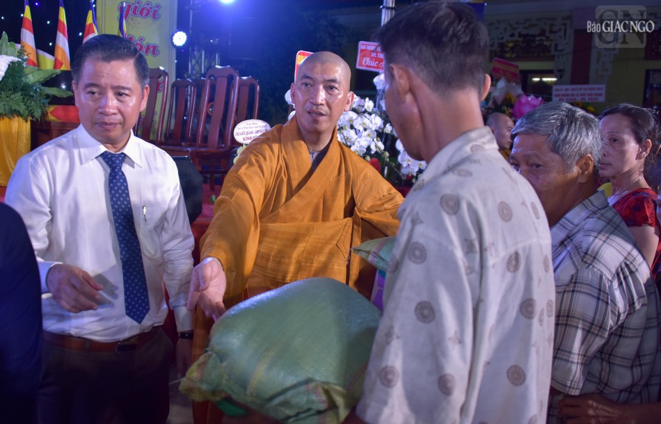 Tặng quà đến hộ dân có hoàn cảnh khó khăn Tặng quà đến hộ dân có hoàn cảnh khó khăn