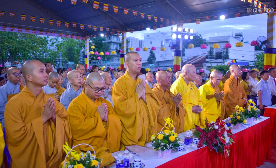 Đại chúng lắng nghe Thông điệp Phật đản Đại chúng lắng nghe Thông điệp Phật đản