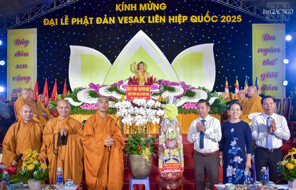 Lẵng hoa chúc mừng của lãnh đạo Q.7 Lẵng hoa chúc mừng của lãnh đạo Q.7