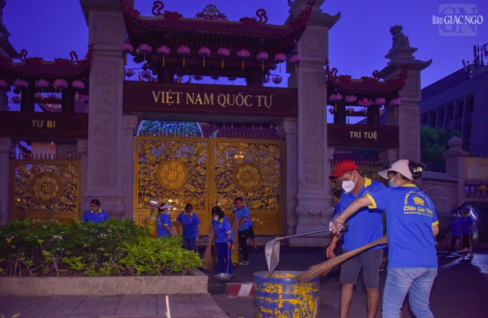 Thành viên Câu lạc bộ Hành Trình Xanh - chùa Liên Hoa dọn dẹp rác trước cổng Việt Nam Quốc Tự Thành viên Câu lạc bộ Hành Trình Xanh - chùa Liên Hoa dọn dẹp rác trước cổng Việt Nam Quốc Tự