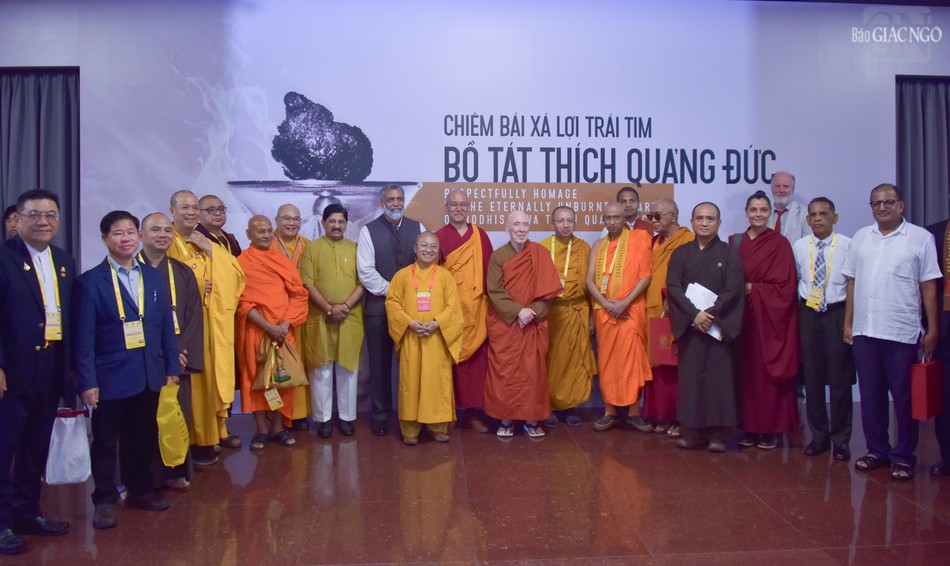 Đoàn chụp hình lưu niệm Đoàn chụp hình lưu niệm