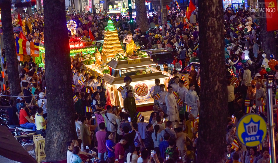 Tôn tượng Đức Phật đản sinh được thiết trí trên các xe hoa