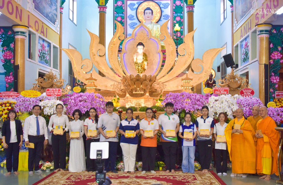 Tặng học bổng đến các em học sinh