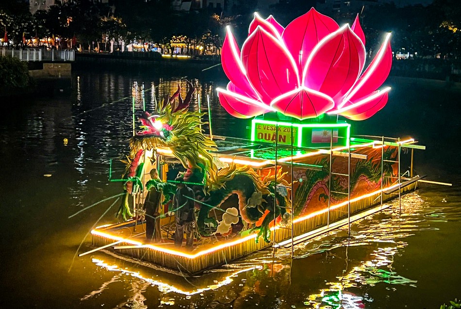 Ban Trị sự Phật giáo Q.1 sẽ tổ chức diễu hành thuyền hoa trên dòng kênh Nhiêu Lộc vào tối 14-4 Âm lịch (11-5-2025)