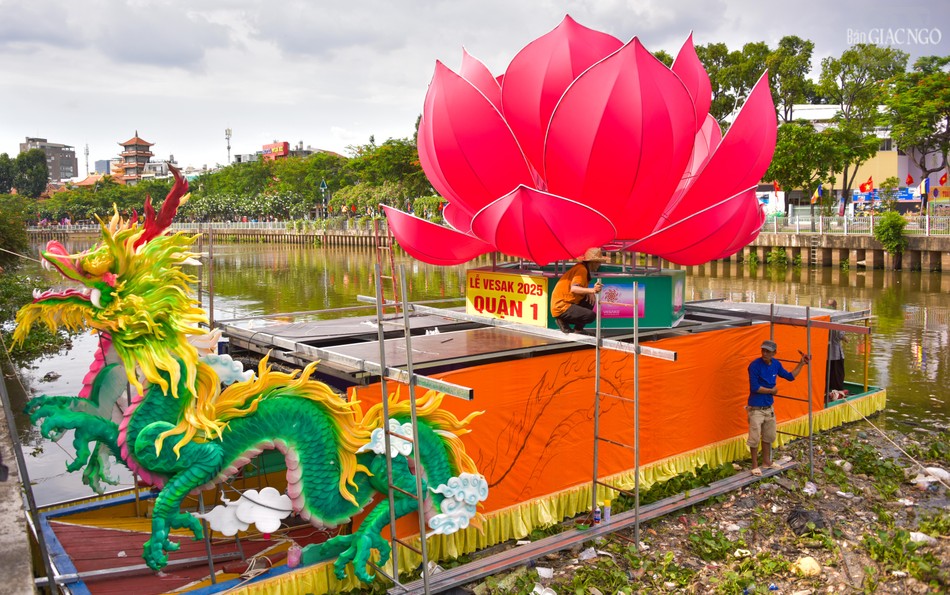 Thuyền hoa do Ban Trị sự Phật giáo Q.1 thiết trí đang neo đậu trước chùa Vạn Thọ