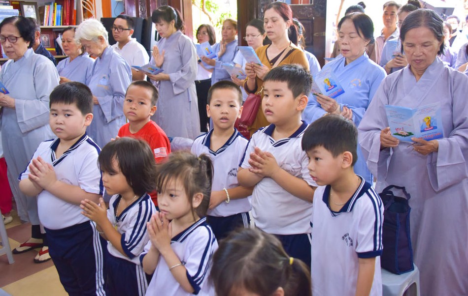 Các em nhỏ tham dự Đại lễ Phật đản Phật lịch 2569 do Ban Trị sự Phật giáo Q.1 tổ chức