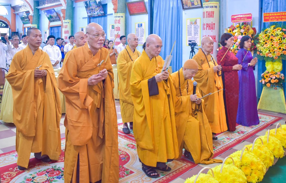 Chư tôn giáo phẩm niêm hương bạch Phật