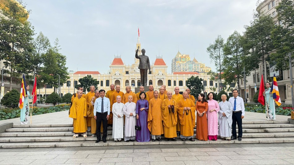 Dâng hương tại tượng đại Bác Hồ (Q.1, TP.HCM) - Ảnh: Vũ Giang