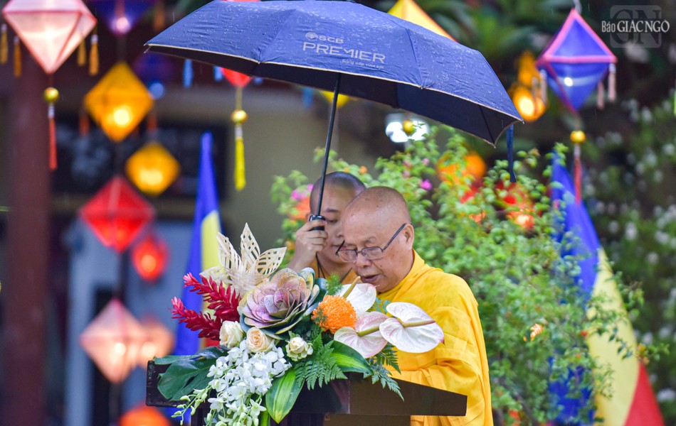 Hòa thượng Thích Chơn Nguyên tuyên đọc Thông điệp Phật đản của Đức Pháp chủ GHPGVN