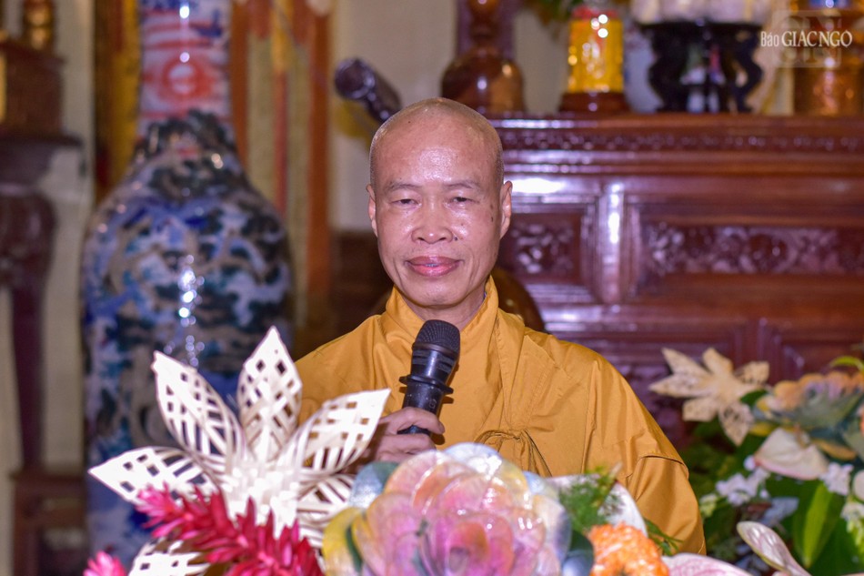 Thượng tọa Thích Tâm Minh, trụ trì thiền viện Vạn Hạnh chia sẻ ý nghĩa của sự kiện Đức Phật ra đời đến các Phật tử tham dự