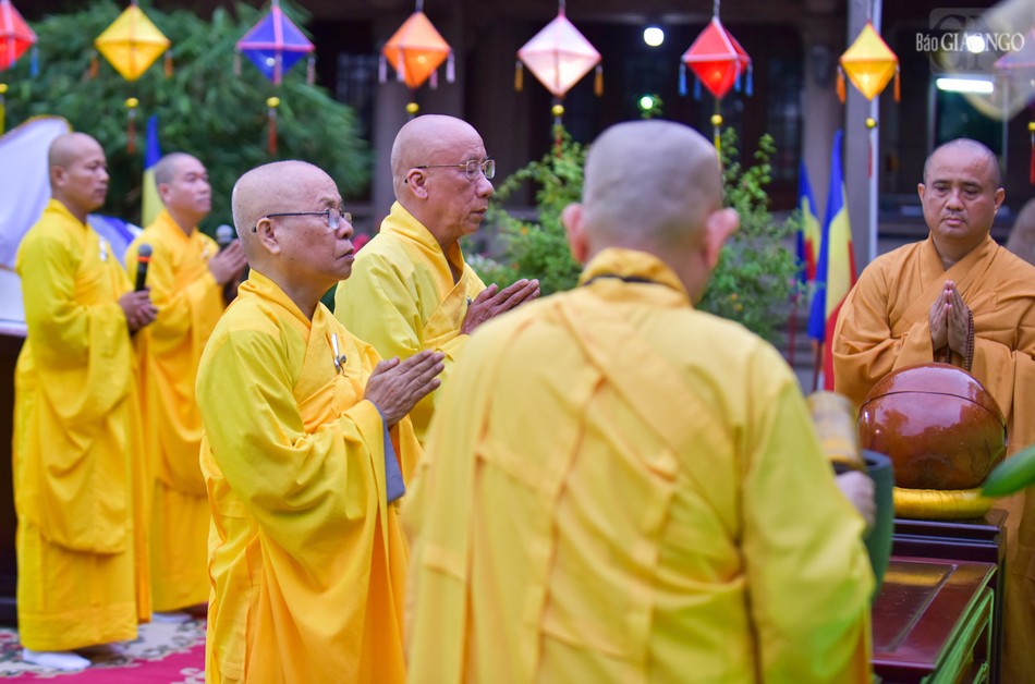 Chư vị giáo phẩm Chứng minh: Hòa thượng Thích Chơn Nguyên, Hòa thượng Thích Huệ Chúc