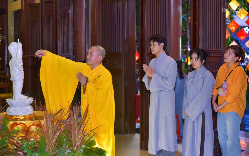 Chư Tăng hướng dẫn Phật tử thực hiện nghi thức Mộc dục