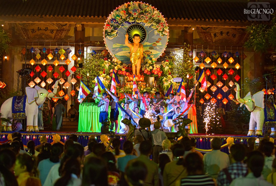 Chương trình văn nghệ cúng dường Đức Thế Tôn nhân ngày Đản sanh của Ngài do các em đoàn sinh GĐPT thực hiện tại thiền viện Vạn Hạnh