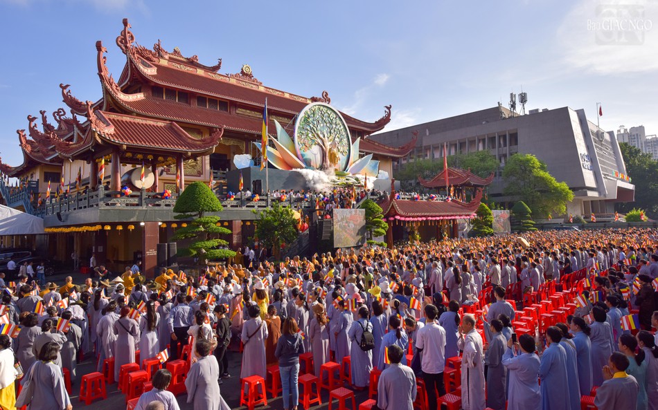 Tăng Ni, Phật tử tham dự Đại lễ Phật đản Phật lịch 2569 tại Việt Nam Quốc Tự Tăng Ni, Phật tử tham dự Đại lễ Phật đản Phật lịch 2569 tại Việt Nam Quốc Tự
