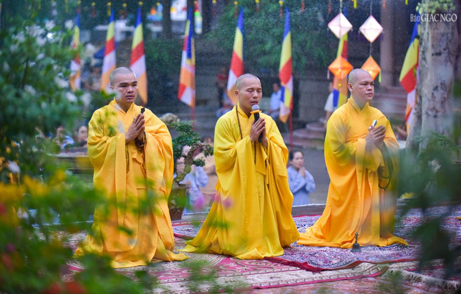 Chư Tăng tụng kinh dưới mưa