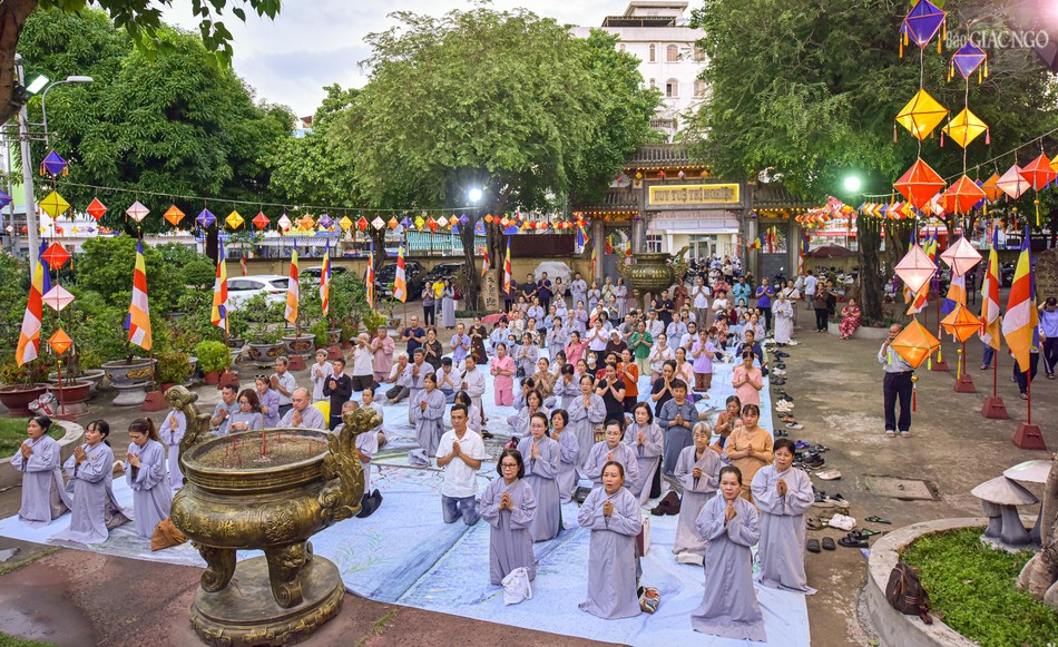 Đông đảo người dân đến thiền viện Vạn Hạnh để tham dự Đại lễ Phật đản dù mưa đã bắt đầu nặng hạt