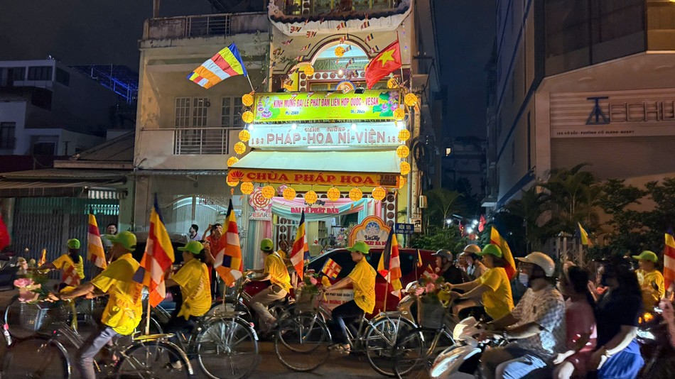 Đoàn diễu hành đi qua các tự viện trên địa bàn quận