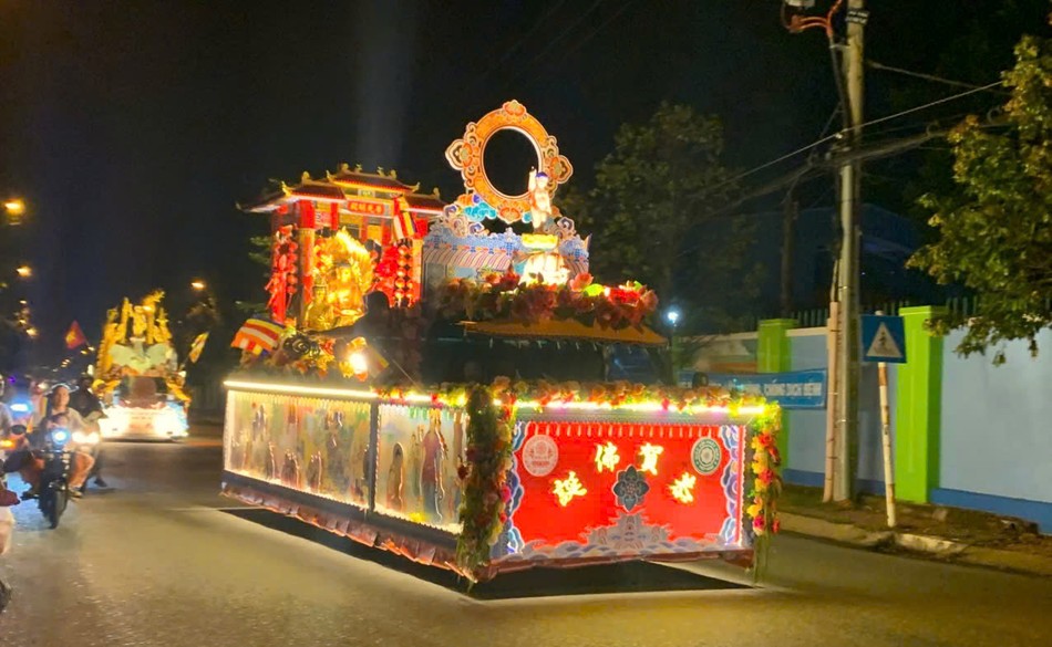 Xe hoa diễu hành trên địa bàn Q.8