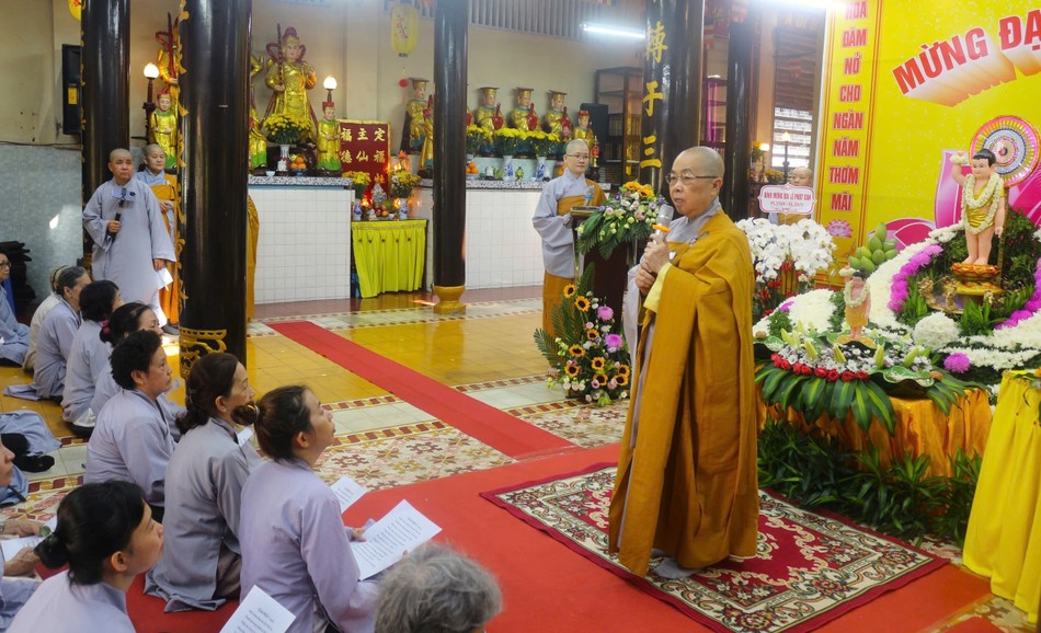 Chư Ni chùa Huê Lâm tổ chức thuyết pháp