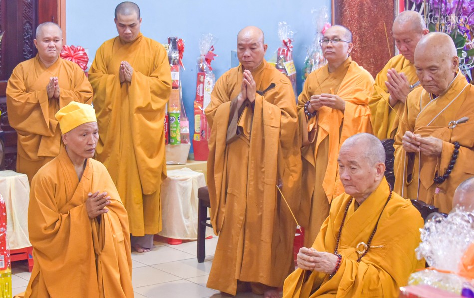 Thượng tọa Thích Minh Quang, Trưởng ban Trị sự GHPGVN Q.1, quyền trụ trì tổ đình Vạn Thọ, trưởng tử của Trưởng lão Hòa thượng Thích Thanh Sơn tri ân chư tôn đức