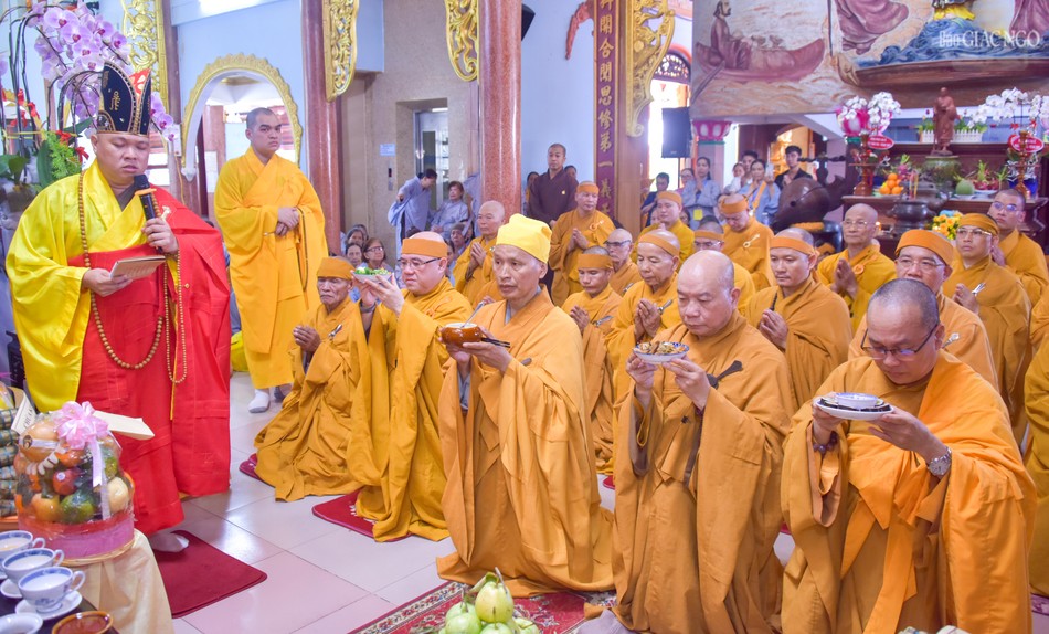 Môn đồ pháp quyến dâng phạn thực cúng dường