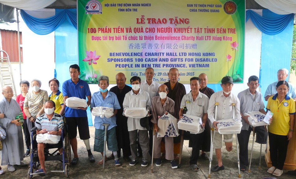 Trao quà cho các hộ dân khó khăn