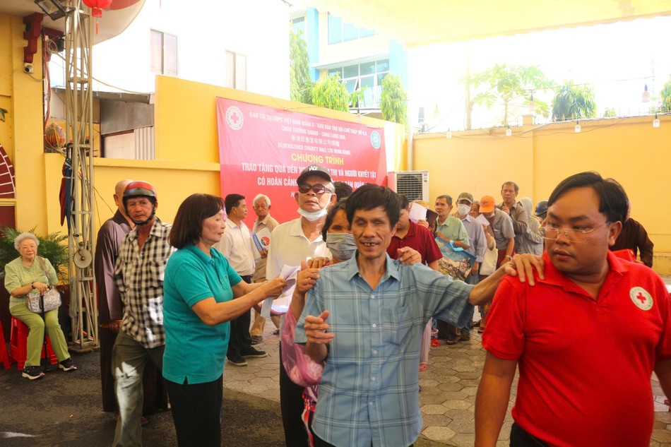 Trao tặng 100 phần quà tại chùa Long Hoa