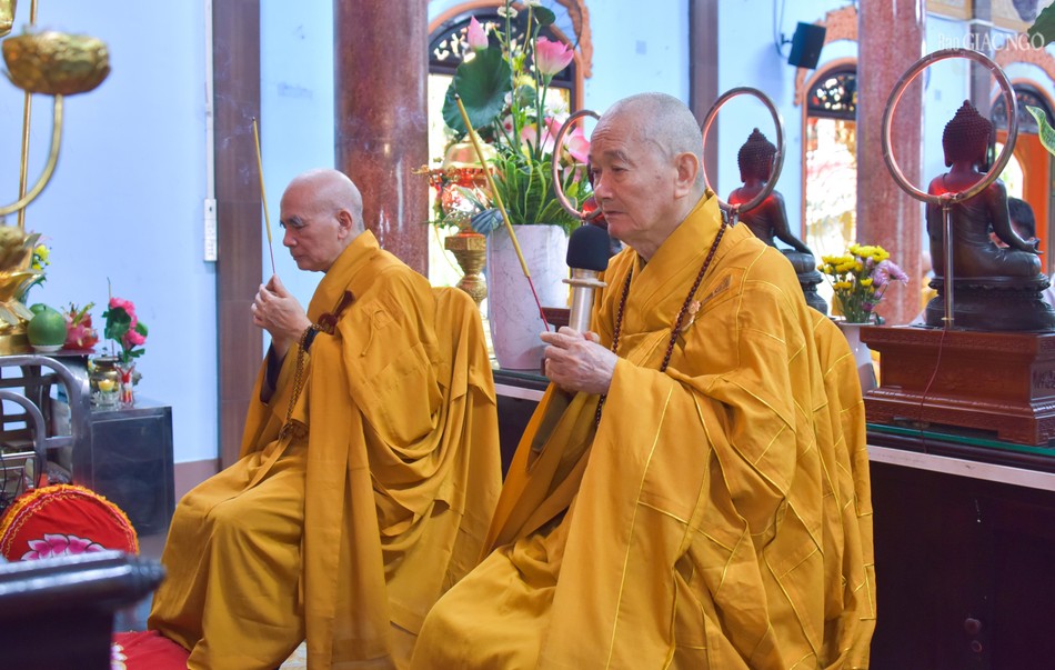 Trưởng lão Hòa thượng Thích Thanh Hùng hướng dẫn đại chúng niêm hương bạch Phật Trưởng lão Hòa thượng Thích Thanh Hùng hướng dẫn đại chúng niêm hương bạch Phật