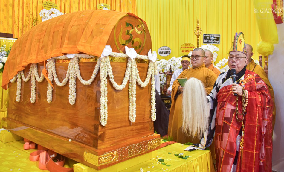 Hòa thượng Thích Thiện Tấn cử hành nghi lễ phất trần Hòa thượng Thích Thiện Tấn cử hành nghi lễ phất trần