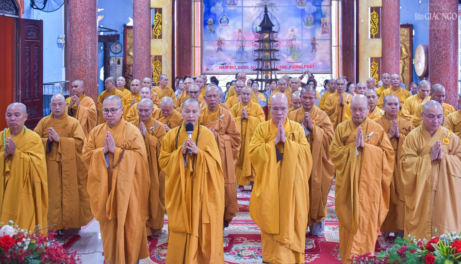 Đại chúng cầu chư vị Trưởng lão Hòa thượng ban lời giáo giới Đại chúng cầu chư vị Trưởng lão Hòa thượng ban lời giáo giới