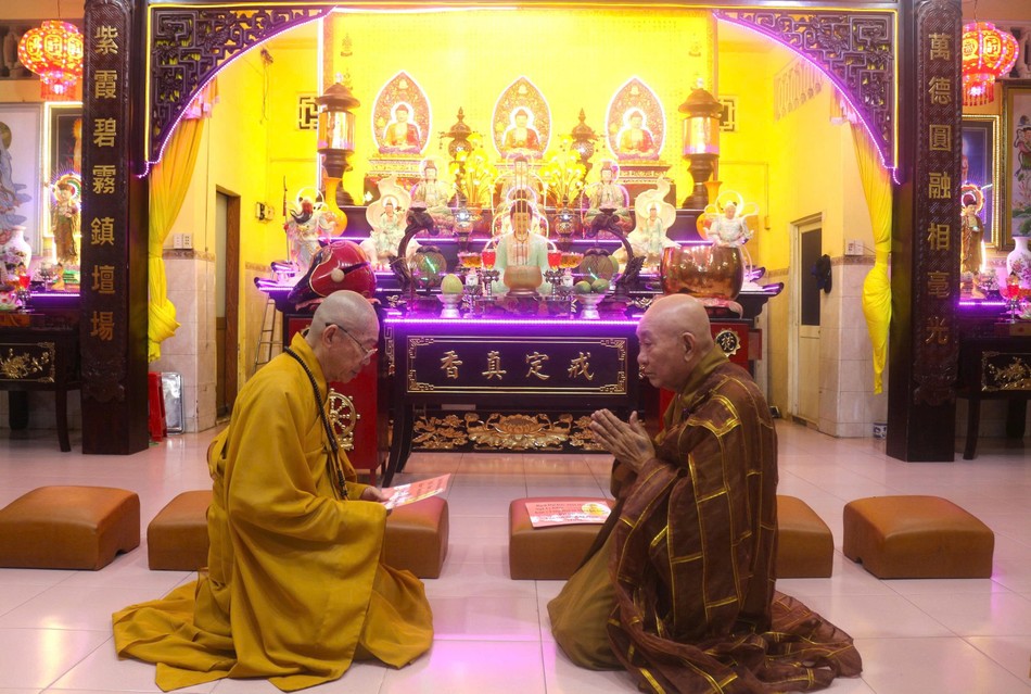 Nhị vị Hòa thượng thực hiện đối thú an cư Nhị vị Hòa thượng thực hiện đối thú an cư