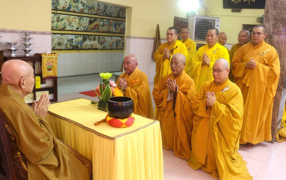 Các hành giả thực hiện nghi thức tác pháp an cư truyền thống Các hành giả thực hiện nghi thức tác pháp an cư truyền thống