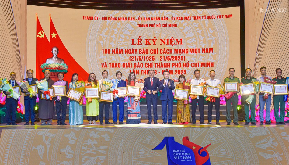 Trao Bằng khen đến các tập thể Trao Bằng khen đến các tập thể