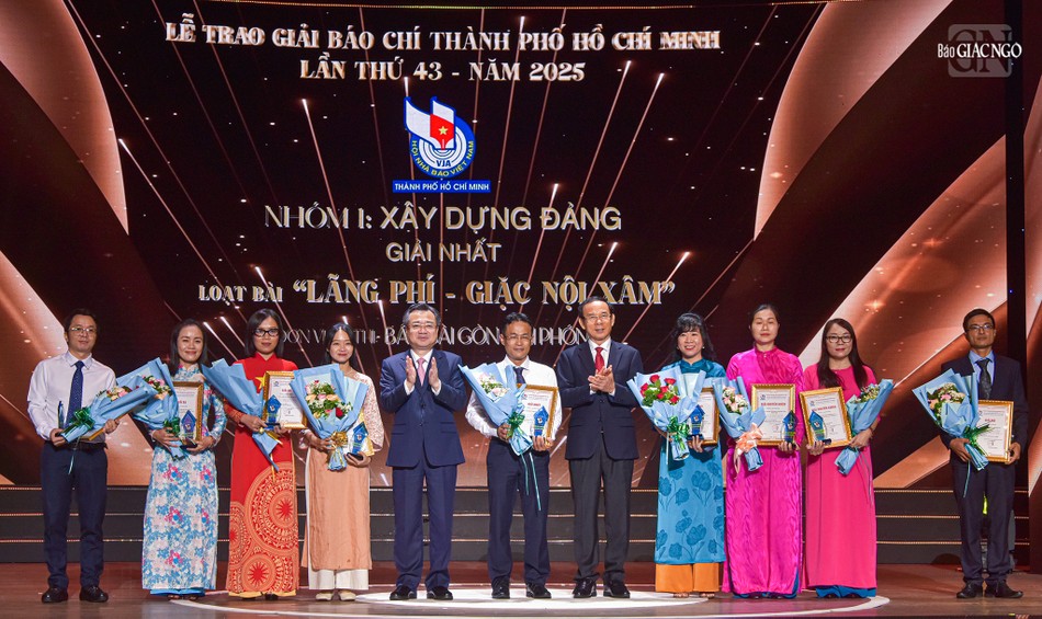 Bí thư Thành ủy TP.HCM Nguyễn Văn Nên và Phó Bí thư Thường trực Thành ủy TP.HCM Nguyễn Thanh Nghị trao tặng giải thưởng đến các tác giả Bí thư Thành ủy TP.HCM Nguyễn Văn Nên và Phó Bí thư Thường trực Thành ủy TP.HCM Nguyễn Thanh Nghị trao tặng giải thưởng đến các tác giả