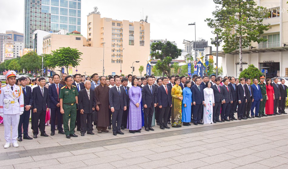 Đoàn đại biểu dâng hoa tại Tượng đài Chủ tịch Hồ Chí Minh (Q.1) Đoàn đại biểu dâng hoa tại Tượng đài Chủ tịch Hồ Chí Minh (Q.1)