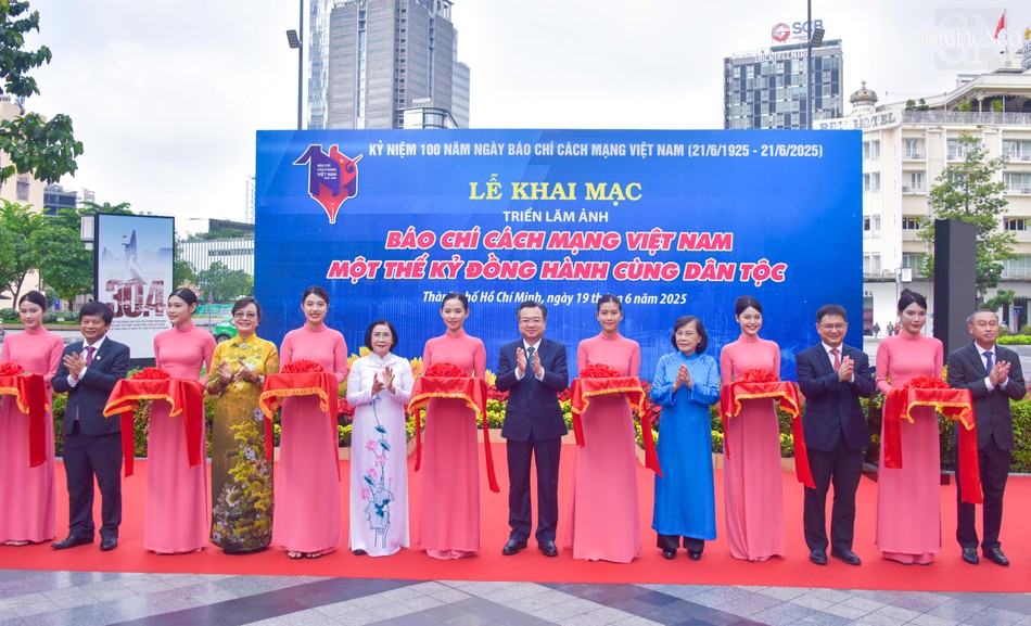Cắt băng khai mạc triển lãm "Báo chí Cách mạng Việt Nam - Một thế kỷ đồng hành cùng dân tộc" Cắt băng khai mạc triển lãm "Báo chí Cách mạng Việt Nam - Một thế kỷ đồng hành cùng dân tộc"