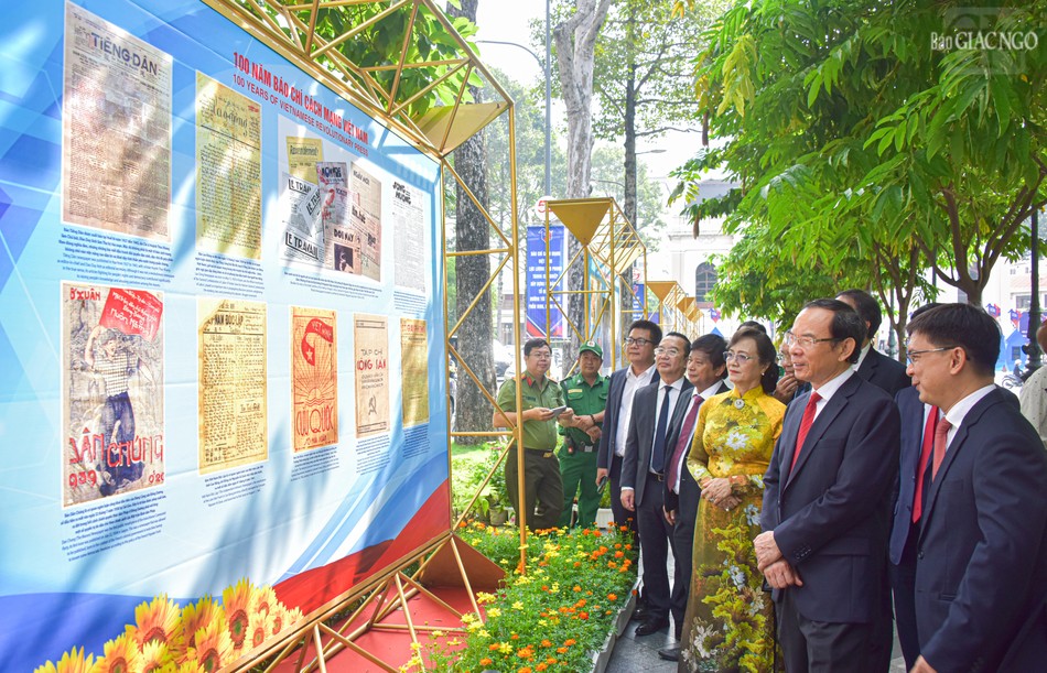 Triển lãm tái hiện chặng đường lịch sử của Báo chí Cách mạng Việt Nam từ những ngày đầu khai sinh đến hiện tại Triển lãm tái hiện chặng đường lịch sử của Báo chí Cách mạng Việt Nam từ những ngày đầu khai sinh đến hiện tại