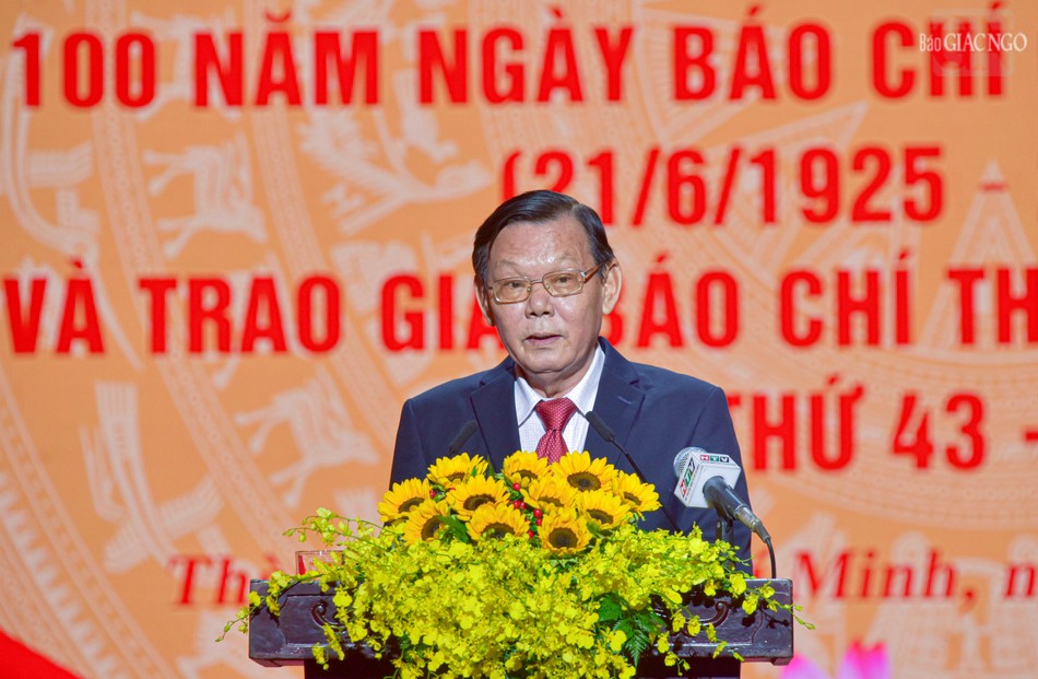 Ông Nguyễn Tấn Phong phát biểu Ông Nguyễn Tấn Phong phát biểu