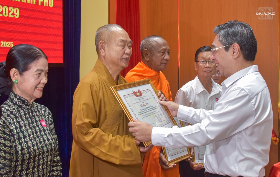 Hòa thượng Danh Lung, Hòa thượng Thích Huệ Công nhận Bằng khen tại hội nghị