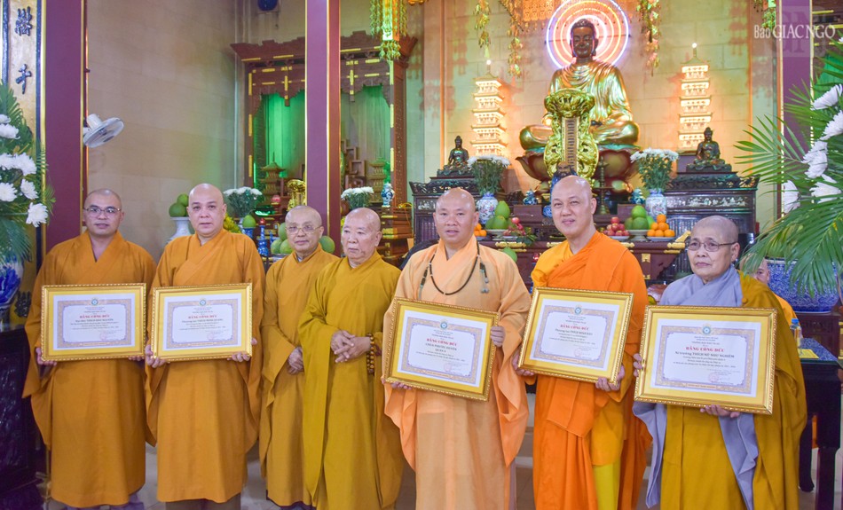 Trao Bằng công đức đến các tự viện