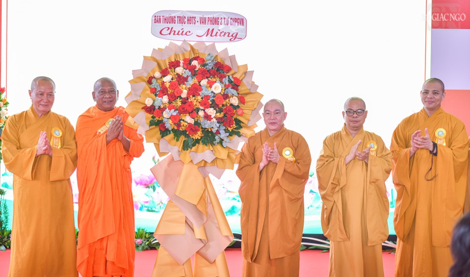 Ban Thường trực Hội đồng Trị sự - Văn phòng II T.Ư tặng hoa chúc mừng Ban Thường trực Hội đồng Trị sự - Văn phòng II T.Ư tặng hoa chúc mừng